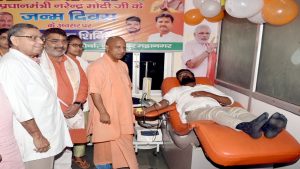 UP: रक्तदाताओं का CM योगी ने बढ़ाया उत्साह, कहा-पीड़ित मानवता की मदद को रक्तदान करना ही चाहिए