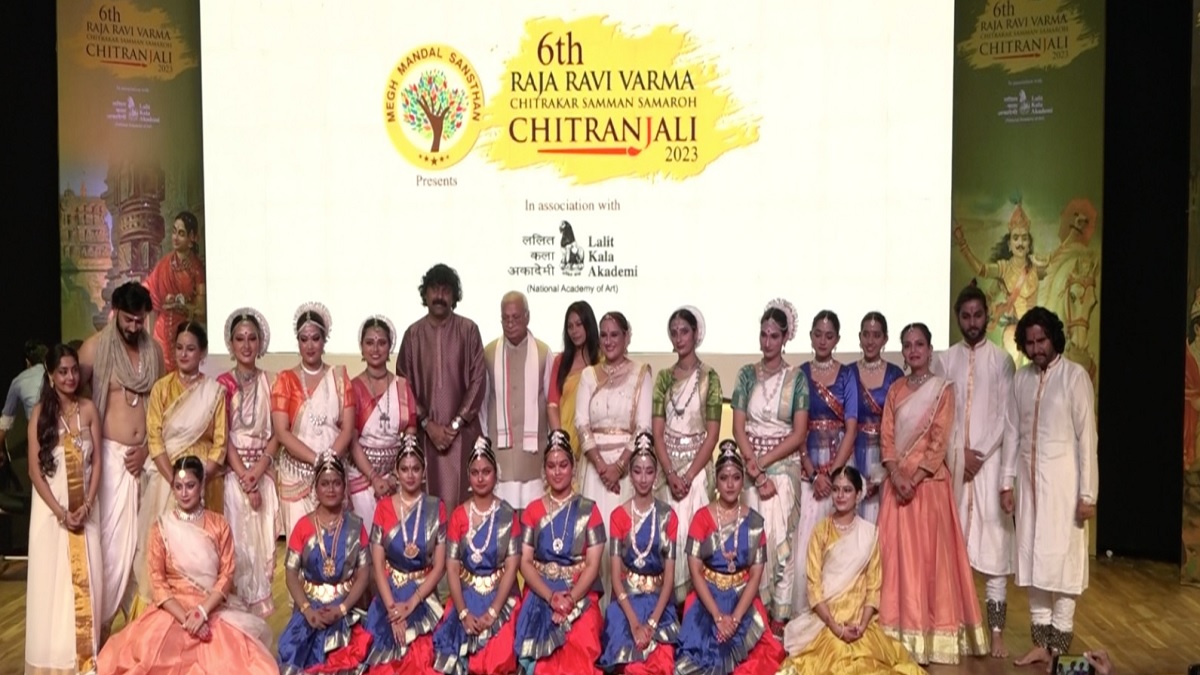 छठे राजा रवि वर्मा चित्रकार सम्मान समारोह में केरल के राज्यपाल ने आकर कलाकारों को सम्मानित किया
