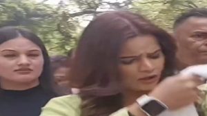 Archana Gautam Manhandled: बिग बॉस 16 में हिस्सा लेने वाली एक्ट्रेस अर्चना गौतम से कांग्रेस दफ्तर के बाहर बदसलूकी!, प्रियंका गांधी से आई थीं मिलने, Video