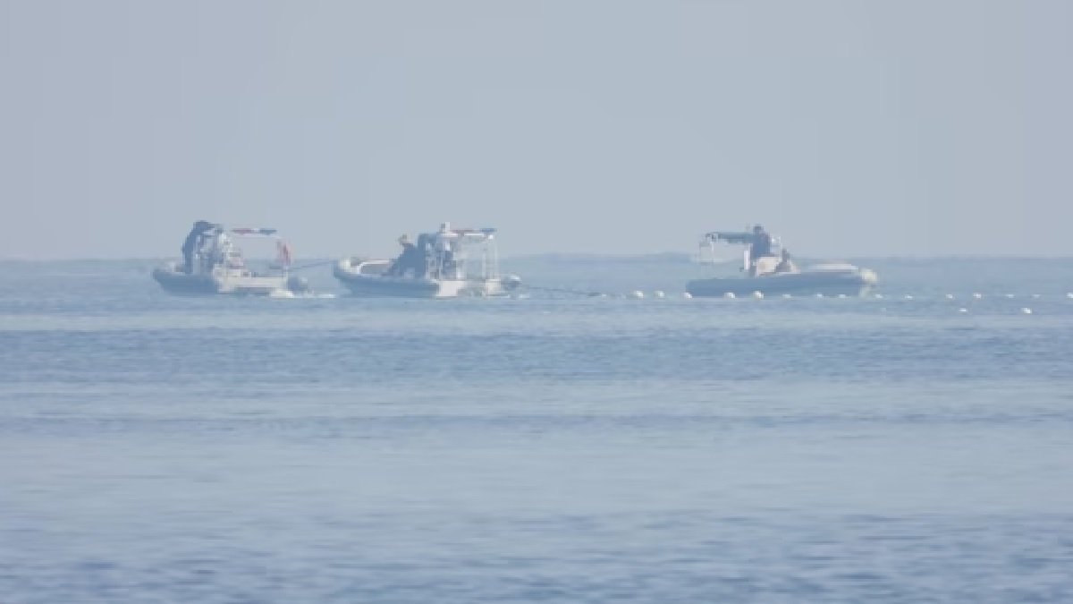 South China Sea Row: चीन की दादागीरी को फिलीपींस का मुंहतोड़ जवाब, दक्षिणी सागर में लगाए समुद्री बैरियरों को तोड़ा