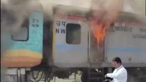 Hamsafar Express Fire: हमसफर एक्सप्रेस ट्रेन में सवार थे यात्री, अचानक बोगी में भर गया धुआं, धधकने लगी आग, बड़ा हादसा टला