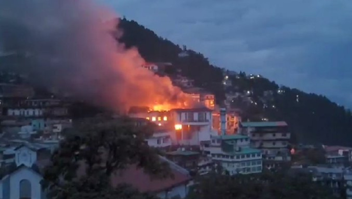Uttarakhand: मसूरी के होटल में आग का भीषण तांडव, आसपास की बिल्डिंगें खाली कराई गईं