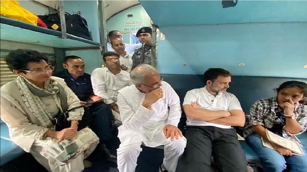 Rahul Gandhi in Chhattisgarh: राहुल गांधी पहुंचे छत्तीसगढ़, ट्रेन में किया सफर, युवाओं से गुफ्तगू कर साधा मोदी सरकार पर निशाना