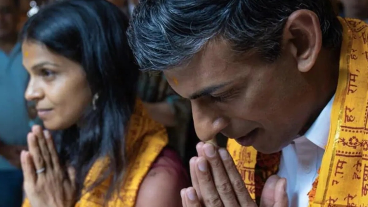Rishi Sunak Visits Akshardham Temple: पत्नी अक्षिता के साथ दिल्ली के अक्षरधाम मंदिर पहुंचे ब्रिटेन के पीएम ऋषि सुनक, भक्तिभाव से की पूजा-अर्चना