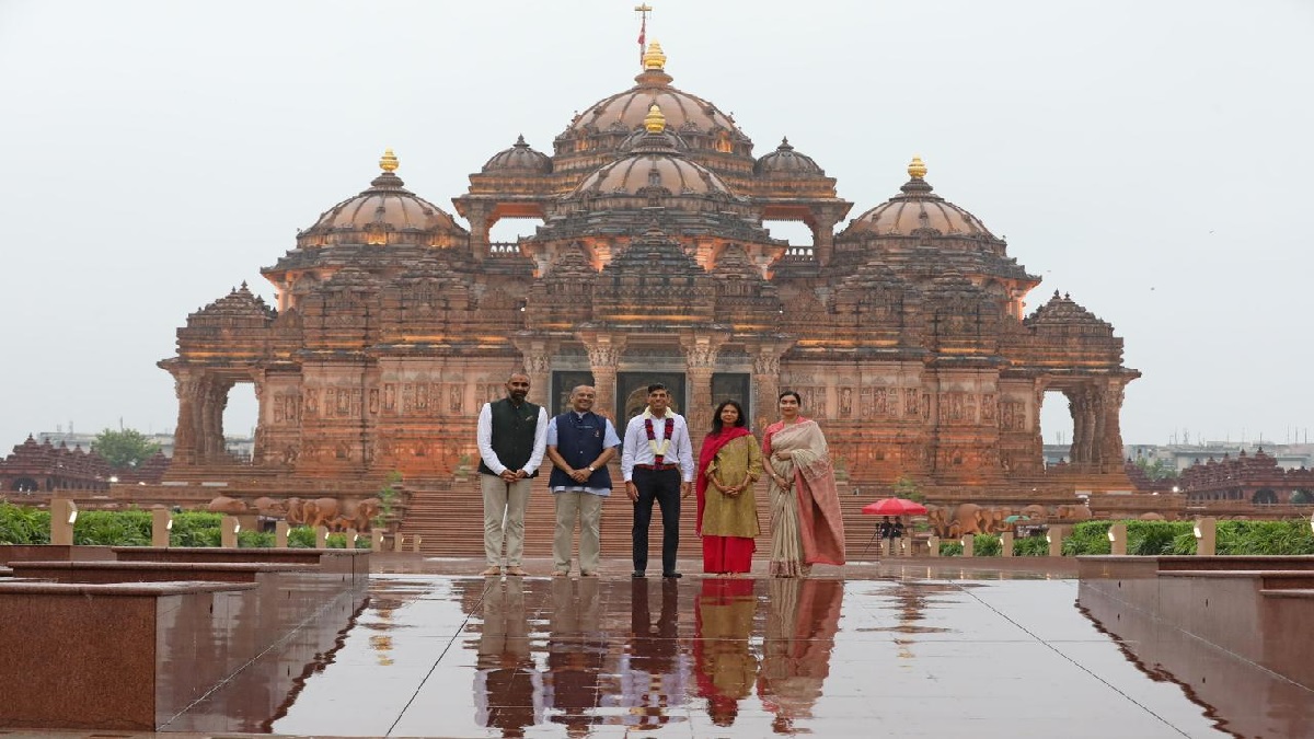 Rishi Sunak At Akshardham Temple: खराब मौसम के बाद भी पत्नी अक्षिता के साथ दिल्ली के अक्षरधाम मंदिर पहुंचकर ब्रिटिश पीएम ऋषि सुनक ने की पूजा, महंत स्वामी जी का मिला आशीर्वाद