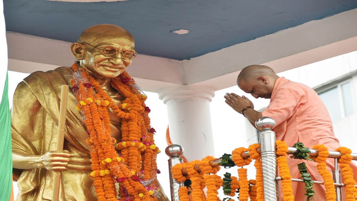 UP: जयंती पर CM योगी ने महात्मा गांधी व लाल बहादुर को किया याद, बोले- अहिंसा लोकतंत्र की सबसे बड़ी ताकत