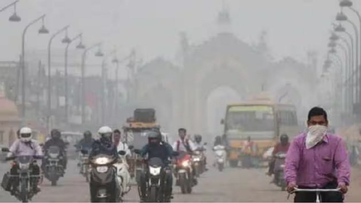 Delhi AQI: जहरीली हो रही है दिल्ली की हवा, प्रदूषण के रेड जोन में आए दिल्ली और नोएडा, जानें बाकी जगहों का हाल