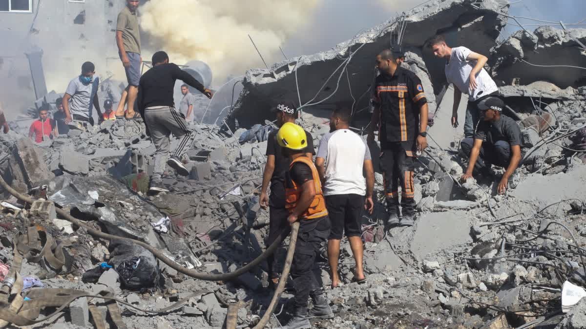 Israel War On Hamas: इजरायल ने गाजा में रातभर बमबारी कर हमास के 320 ठिकानों को किया ध्वस्त, आतंकी संगठन ने 2 और बंधक रिहा किए, जानिए ताजा अपडेट