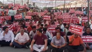 Jaipur: जयपुर में किस मामले को लेकर बड़ी चौपड़ पर प्रदर्शन कर रहे हिंदूवादी संगठन, सरकार के खिलाफ खोला है मोर्चा