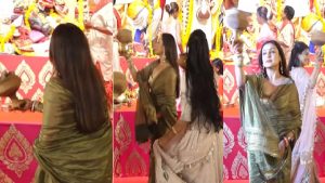 Rani Mukerji Dhunuchi Dance WATCH: सादगी से रानी मुखर्जी ने किया धुनुची डांस, बैलेंस और डांस स्टेज की आप भी करेंगे तारीफ