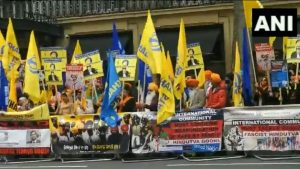 Khalistan Protest London: ब्रिटेन में भारतीय उच्चायोग के बाहर खालिस्तान समर्थकों का हंगामा, जमकर लहराए झंडे, नारेबाजी भी की गई
