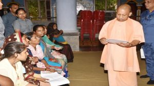 Gorakhpur News: जनता दर्शन में CM योगी ने सुनीं लोगों की समस्याएं, अधिकारियों को दिए गुणवत्तापूर्ण व संतुष्टिप्रद निस्तारण के निर्देश