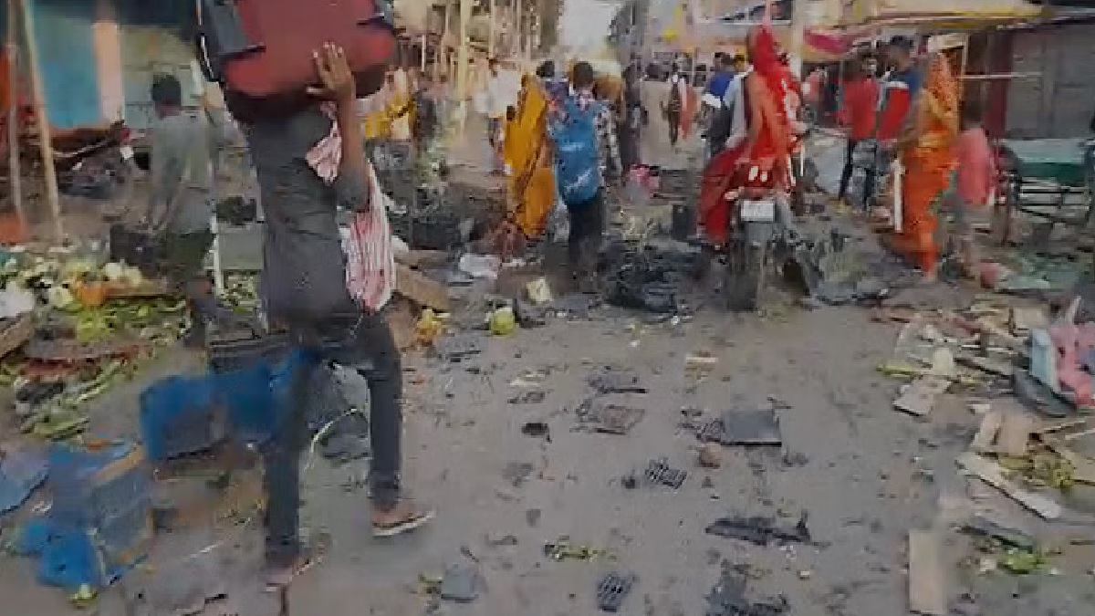 Begusarai Violence: बिहार के बेगूसराय में दुर्गा मूर्ति विसर्जन के दौरान हिंसा, आगजनी और तोड़फोड़, पुलिसकर्मियों समेत कई घायल, 10 गिरफ्तार