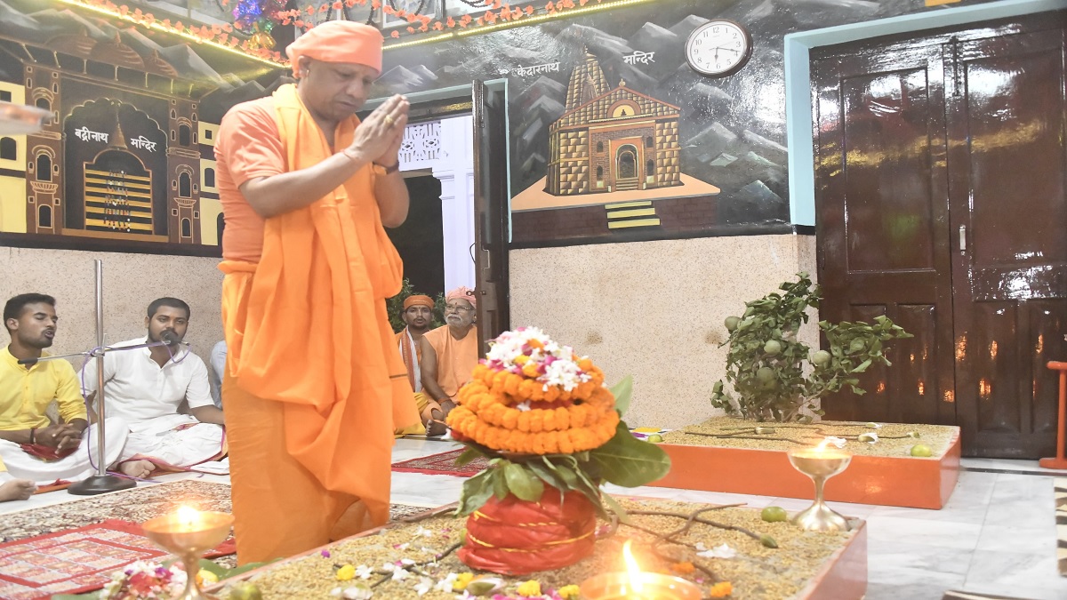 Shardiya Navratri 2023: गोरखनाथ मंदिर के शक्तिपीठ में सीएम योगी आदित्यनाथ ने की कलश स्थापना
