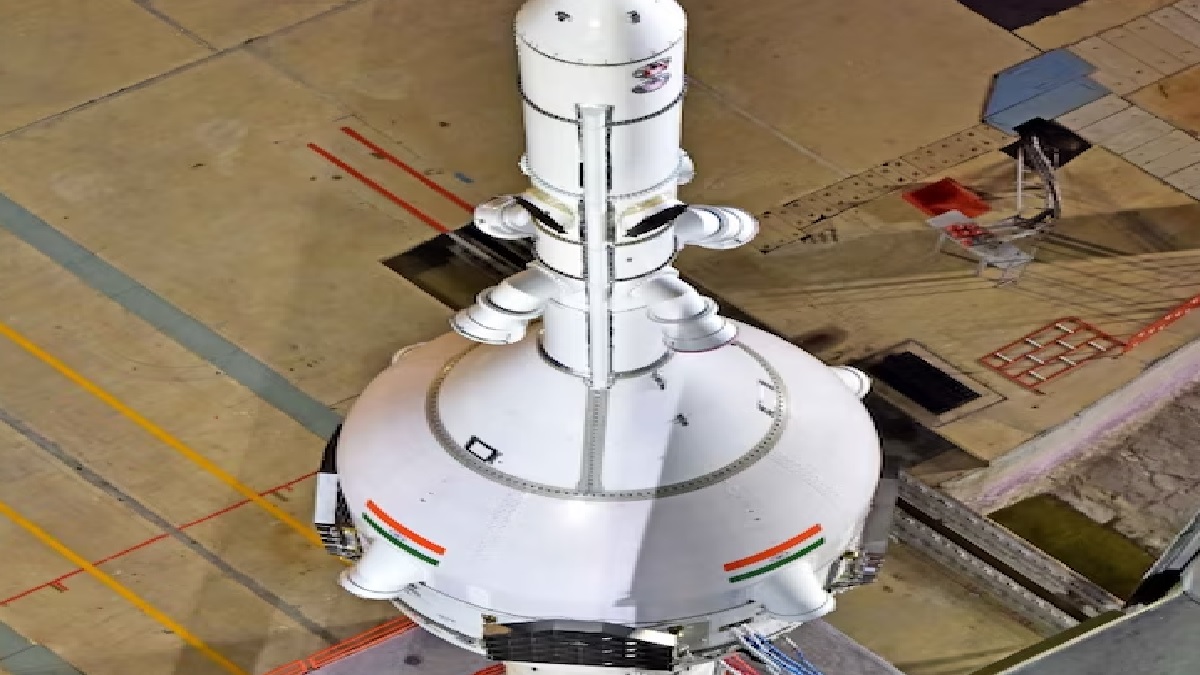 Isro Gaganyaan Crew Module Test: लॉन्च टलने के महज डेढ़ घंटे में इसरो वैज्ञानिकों का करिश्मा, गगनयान के क्रू मॉड्यूल को उड़ान भरते रॉकेट से सफलता से अलग कर समुद्र में उतारा