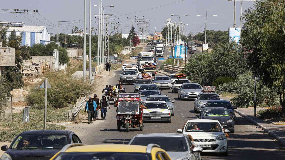 palestinians fleeing gaza 1