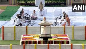 PM Modi Pays Tributes to Mahatma Gandhi: राजघाट पहुंचे पीएम मोदी, राष्ट्रपिता महात्मा गांधी को दी श्रद्धांजलि, राष्ट्रपति मुर्मू भी पहुंचीं