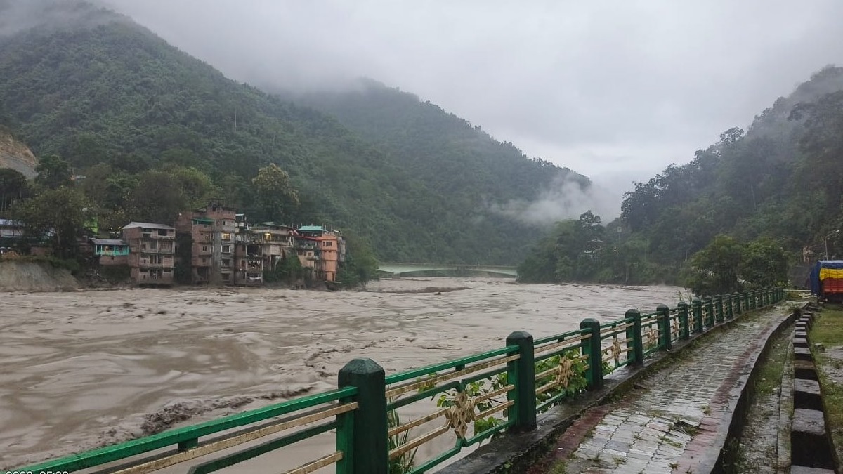 Sikkim Cloud Burst: सिक्किम की लांचेन घाटी में बादल फटने से दर्दनाक घटना, अचानक आई बाढ़ में 23 जवान बहे
