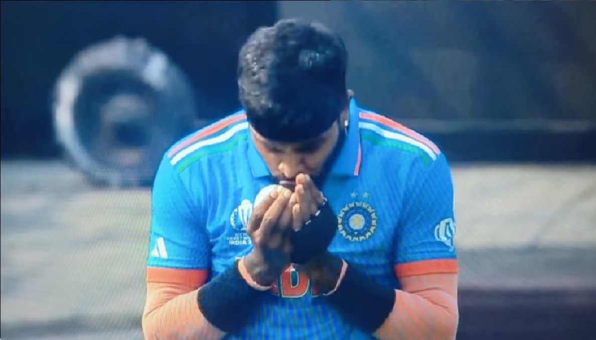 World Cup 2023, IND VS PAK: हार्दिक ने अपनी गेंद पर कौन-सा टोटका किया कि इमाम को पलक झपकते ही कर दिया चलता, वायरल हुआ वीडियो तो…!