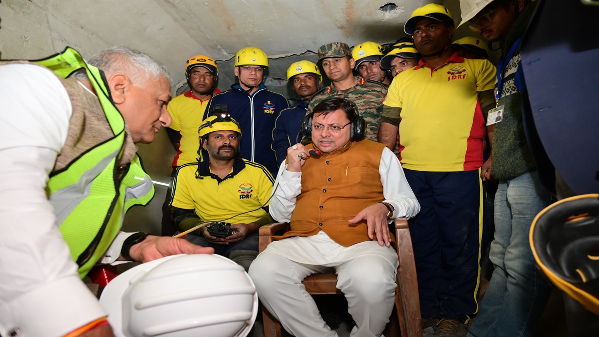Uttarkashi Tunnel Collapse: सुरंग में फंसे श्रमिकों से CM धामी ने की बात, रेस्क्यू ऑपरेशन का खुद दिया अपडेट