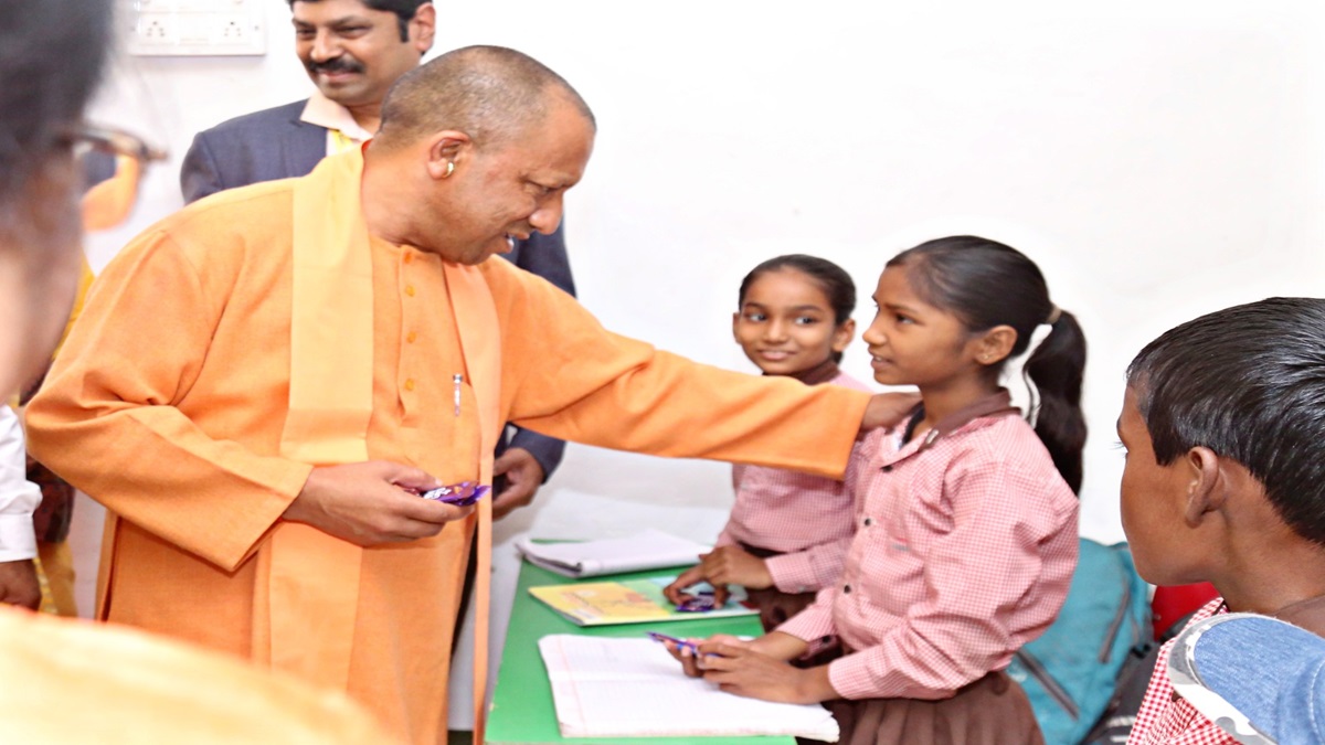 CM Yogi Adityanath In Ayodhya: CM योगी ने अयोध्या से हॉट कुक्ड मील योजना का किया शुभारंभ, बच्चों को खुद परोसा खाना