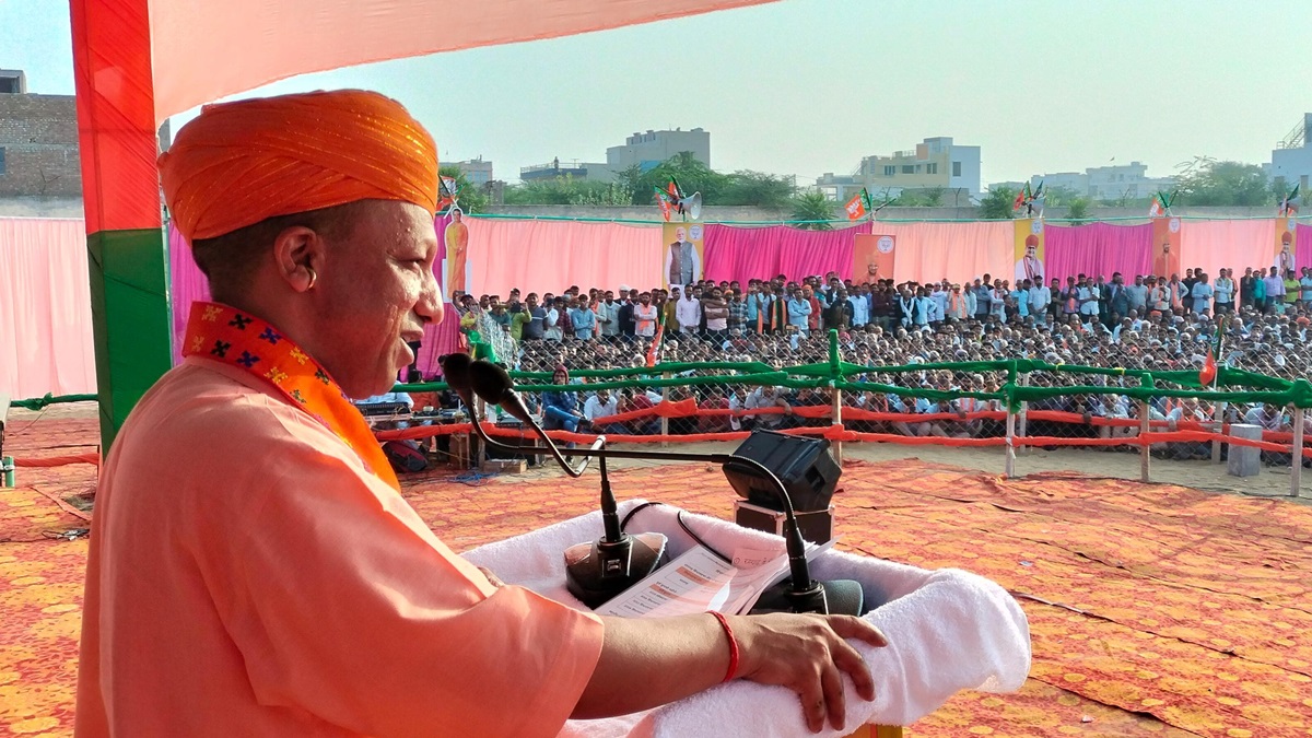 Rajasthan Polls: राजस्थान की रैलियों में CM योगी को देखने उमड़े स्थानीय मतदाता, दीवारों पर बैठकर सुनी बातें