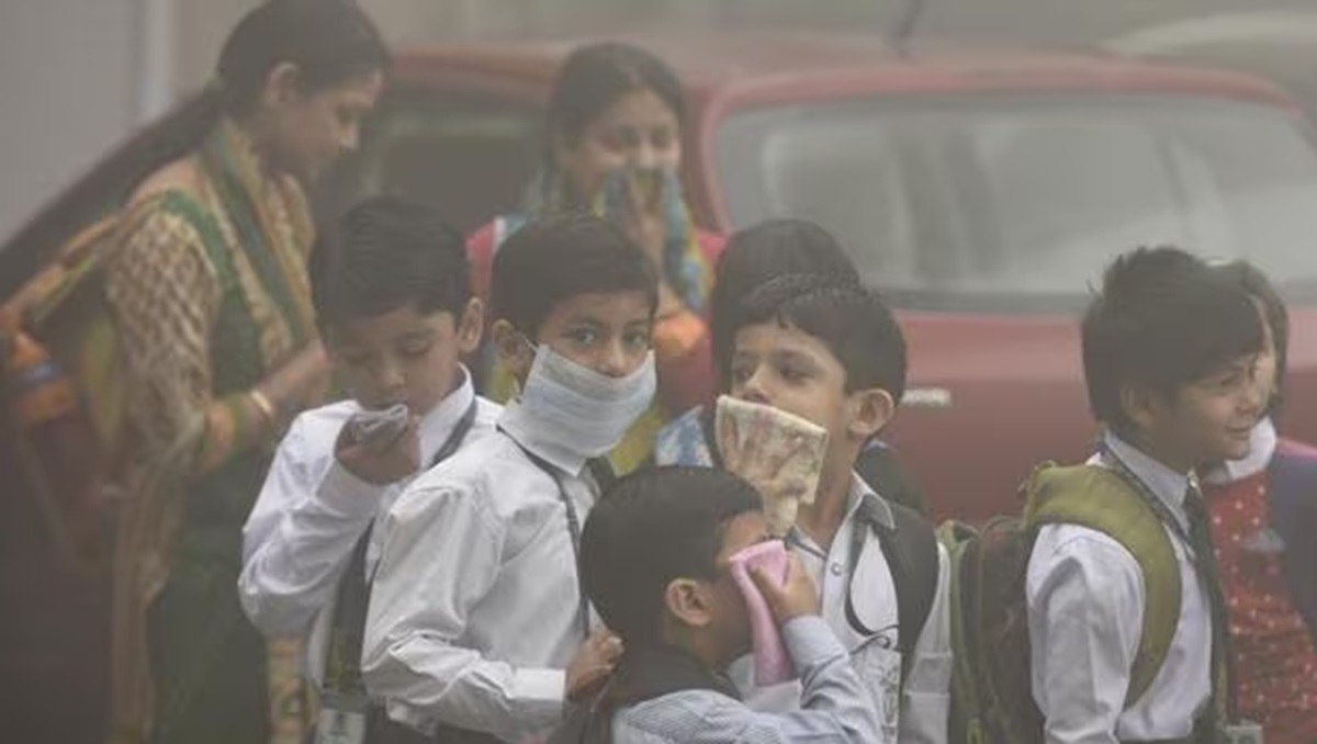 Delhi Schools Closed: बेकाबू प्रदूषण के बीच दिल्ली सरकार का बड़ा फैसला, स्कूलों में समय से पहले दी विंटर ब्रेक की छुट्टी