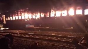 Fire in Delhi Darbhanga Express: इटावा में नई दिल्ली दरभंगा एक्सप्रेस में लगी भीषण आग, 8 यात्री झुलसे