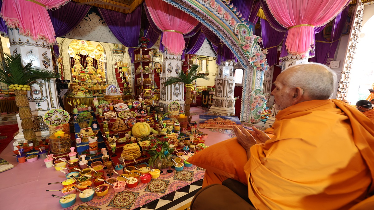 Akshardham Annakut Utsav: अक्षरधाम में अन्नकूट उत्सव, 700 से अधिक शाकाहारी व्यंजनों से भगवान को लगाया गया भोग