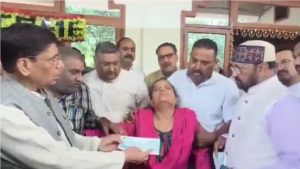 Yogendra Upadhyay: शहीद कैप्टन शुभम गुप्ता की मां के साथ फोटो खिंचवाने पर घिरे योगी सरकार के मंत्री योगेंद्र उपाध्याय की आई सफाई
