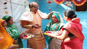 MP Election 2023: CM शिवराज पहुंचे लाडली बहन आशा के घर, खाने का उठाया लुत्फ, बहनों संग किया संवाद
