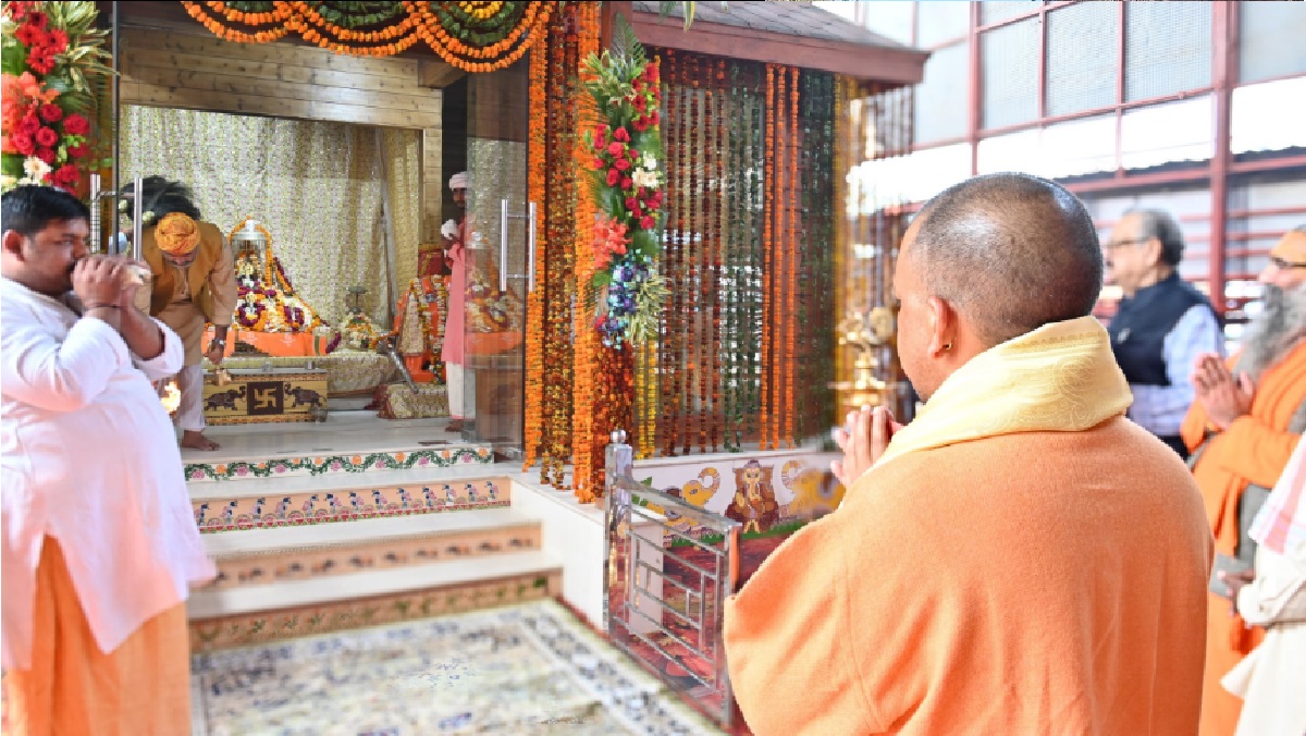 CM Yogi in Ayodhya: सीएम योगी ने रामलला व हनुमानगढ़ी दरबार में टेका मत्था