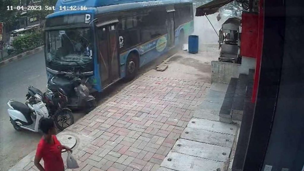 dtc bus accident in rohini