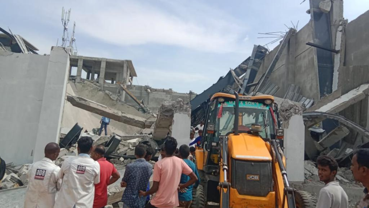 Telangana: तेलंगाना में निर्माणाधीन स्टेडियम का एक खण्ड ढहने ने तीन की मौत, कई घायल, रेस्क्यू जारी