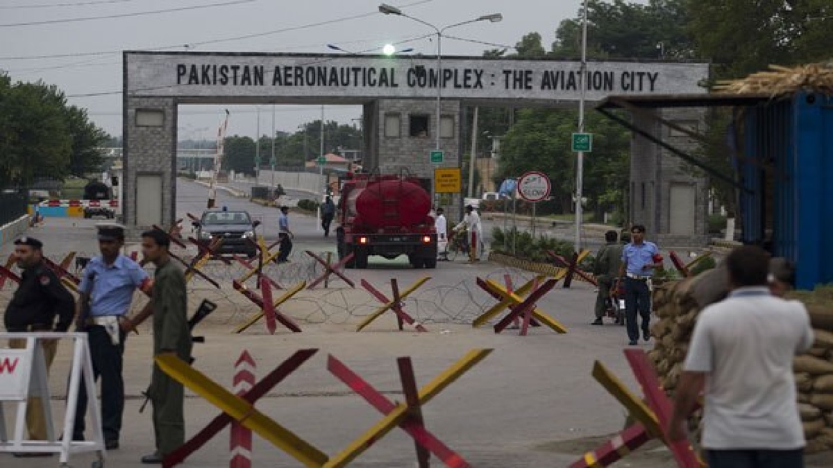 Terror Attack In Pakistan: पाकिस्तान के मियांवाली एयरबेस में घुसे आतंकी, सेना के साथ जमकर गोलीबारी, देखिए Video