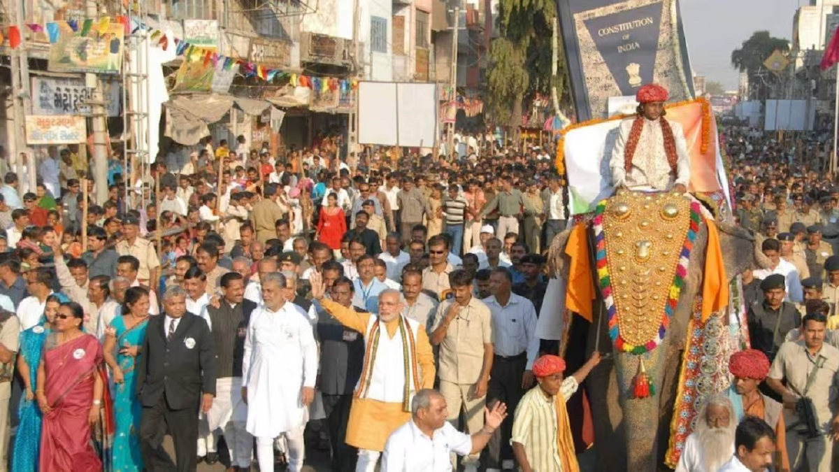 Constitution Day: 13 साल पहले गुजरात में PM मोदी ने निकाली थी संविधान यात्रा, संविधान दिवस पर देखिए उस समय की खास तस्वीरें