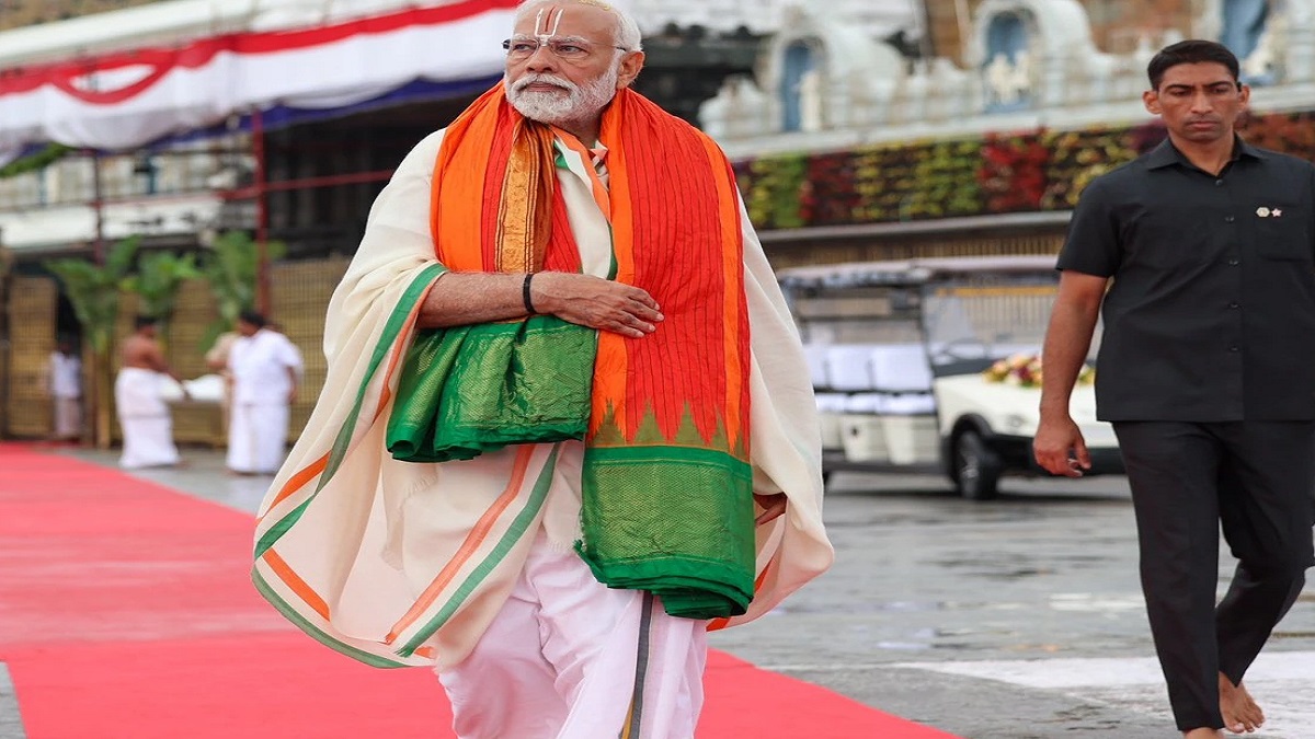 PM Modi: तिरुपति बालाजी के दरबार पहुंचे PM मोदी, तिरुमाला में पूजा-अर्चना के बाद अब हैदराबाद में करेंगे रोड शो