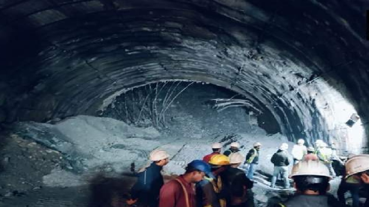 Uttarakhand Tunnel Collapse: उत्तराखंड की सुरंग में 8 दिन बाद भी फंसे हैं 41 मजदूर, पीएम मोदी ने सीएम धामी को फोन कर बचाव कार्य का लिया जायजा