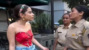 Case On Urfi Javed: मुश्किल में फंसीं उर्फी जावेद, छोटे कपड़े पहनने पर गिरफ्तारी के फर्जी वीडियो मामले में मुंबई पुलिस ने किया केस दर्ज