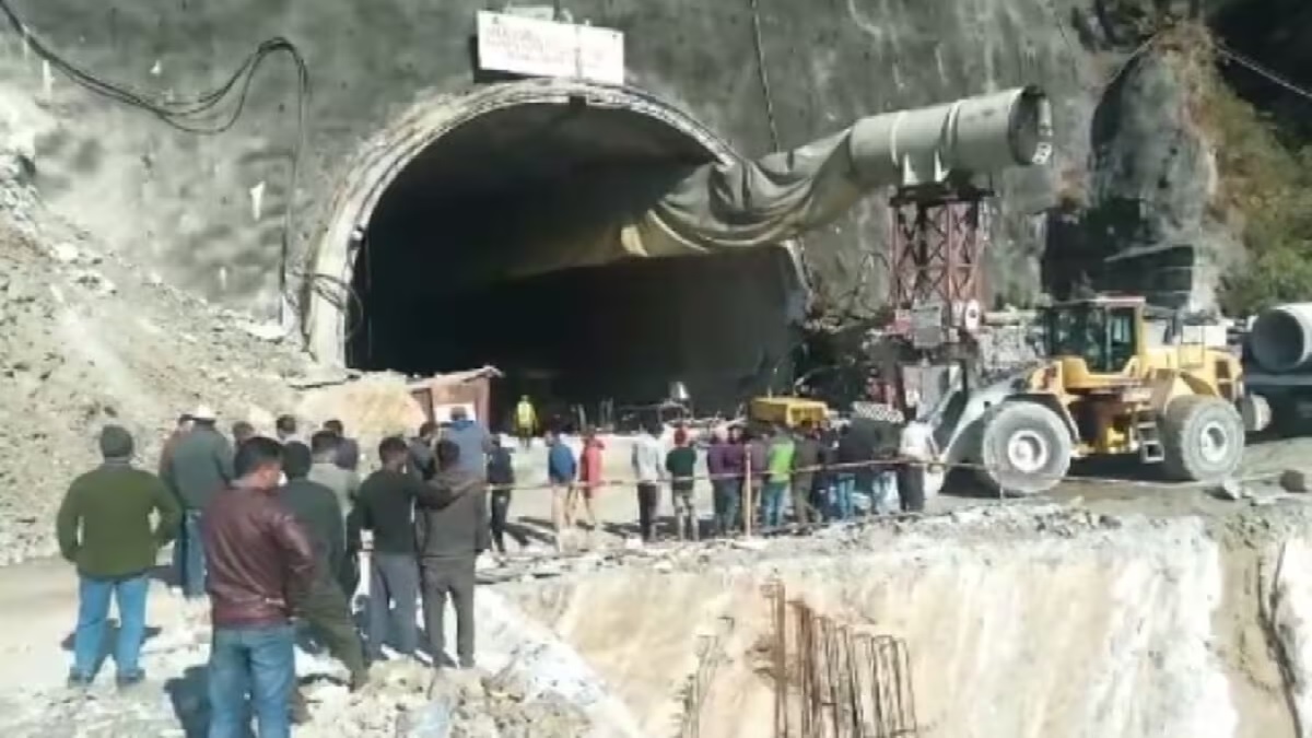 Uttarakhand Tunnel Collapse: उत्तराखंड में ढही सुरंग में फंसे 40 मजदूरों को बचाने की कोशिश जारी, पाइप के जरिए की जा रही भोजन और ऑक्सीजन की सप्लाई