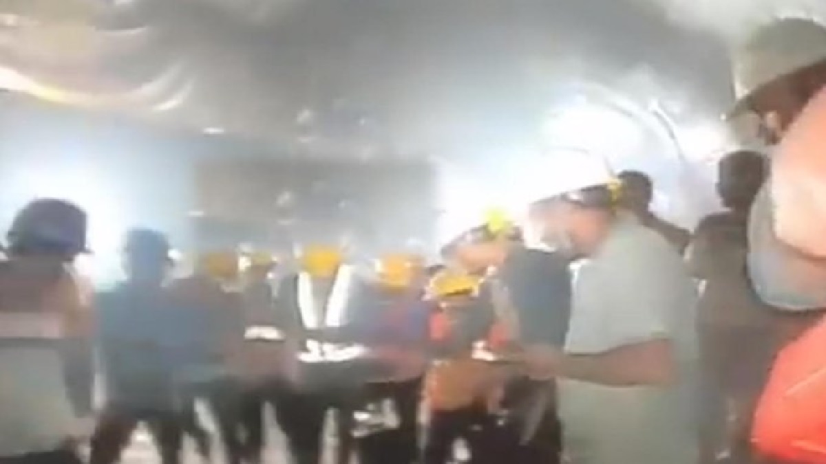 Uttarakhand Tunnel Collapse: उत्तरकाशी के सुरंग में फंसे मजदूरों का वीडियो आया सामने, सबकी हालत ठीक, भोजन और जरूरी चीजें देने के साथ बचाव की कोशिश और तेज