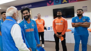 World Cup Final: वर्ल्ड कप फाइनल में हार के बाद भारतीय टीम के ड्रेसिंग रूम में गए PM नरेंद्र मोदी, जड़ेजा ने तस्वीर साझा करते हुए कही ये बात