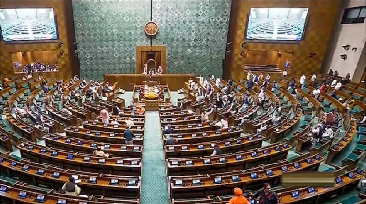 MPs Suspended From the Parliament: संसद की सुरक्षा के चूक मामले में हंगामा कर रहे 15 सांसदों पर गिरी गाज, पूरे सत्र के लिए सस्पेंड