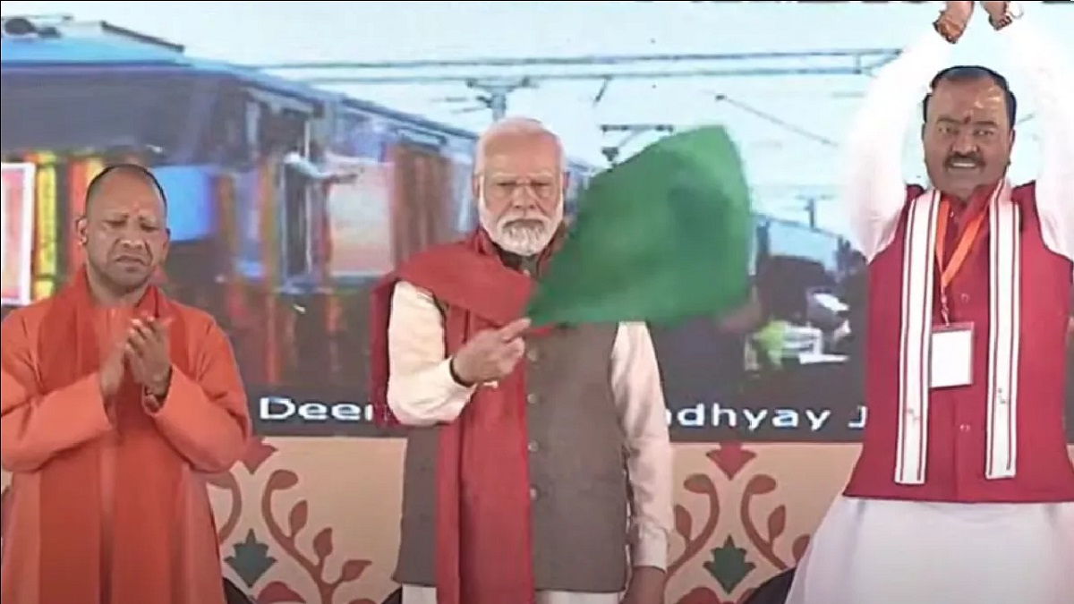 PM Modi Varanasi Visit: पीएम मोदी ने वंदे भारत एक्सप्रेस ट्रेन को दिखाई हरी झंडी, इन यात्रियों को पहुंचेगा लाभ