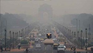 Delhi: दिल्ली में दमघोंटू हुई हवा, लागू हुआ ग्रैप का चौथा चरण, इन वाहनों की आवाजाही पर लगा प्रतिबंध