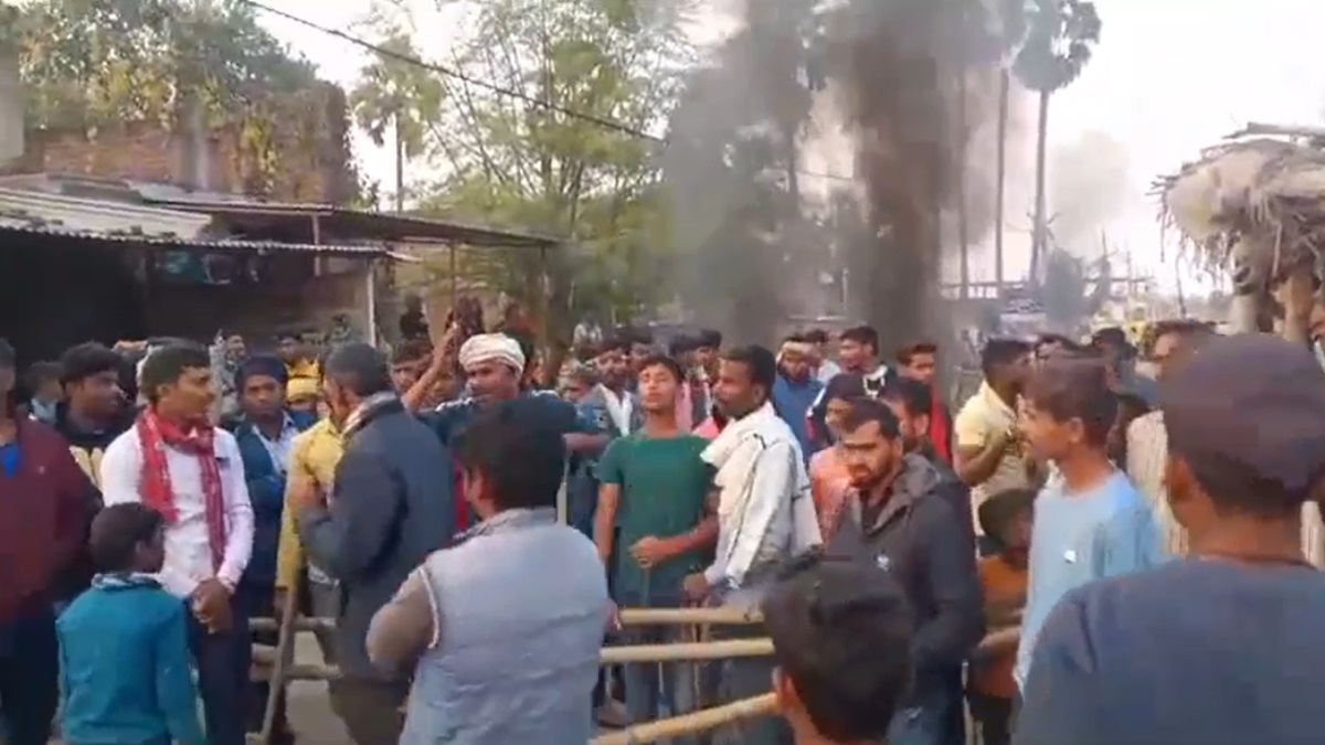 Bihar Tension: बिहार के औरंगाबाद में मंदिर में मांस फेंकने की घटना से तनाव, पुलिस पर भड़के लोग