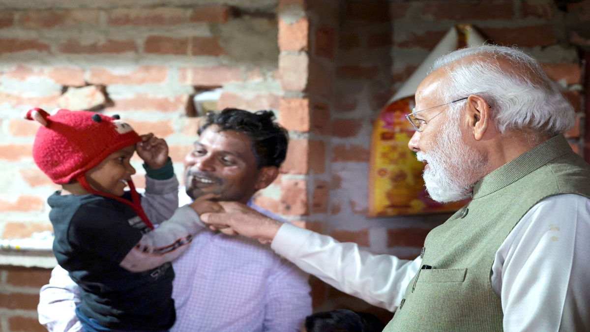 PM Modi In Ayodhya: अयोध्या में उज्ज्वला योजना की लाभार्थी मीरा मांझी के घर अचानक पहुंचे पीएम मोदी.. चाय पीते हुए व्यवसाय, बच्चों की शिक्षा को लेकर की बातचीत