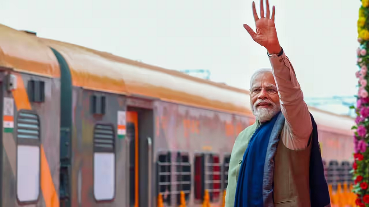 PM Modi In Ayodhya: पीएम मोदी ने राष्ट्र को समर्पित किया नव्य अयोध्या धाम, हरी झंडी दिखाकर नई ट्रेनों को किया रवाना, कोच में बच्चों से भी किया संवाद