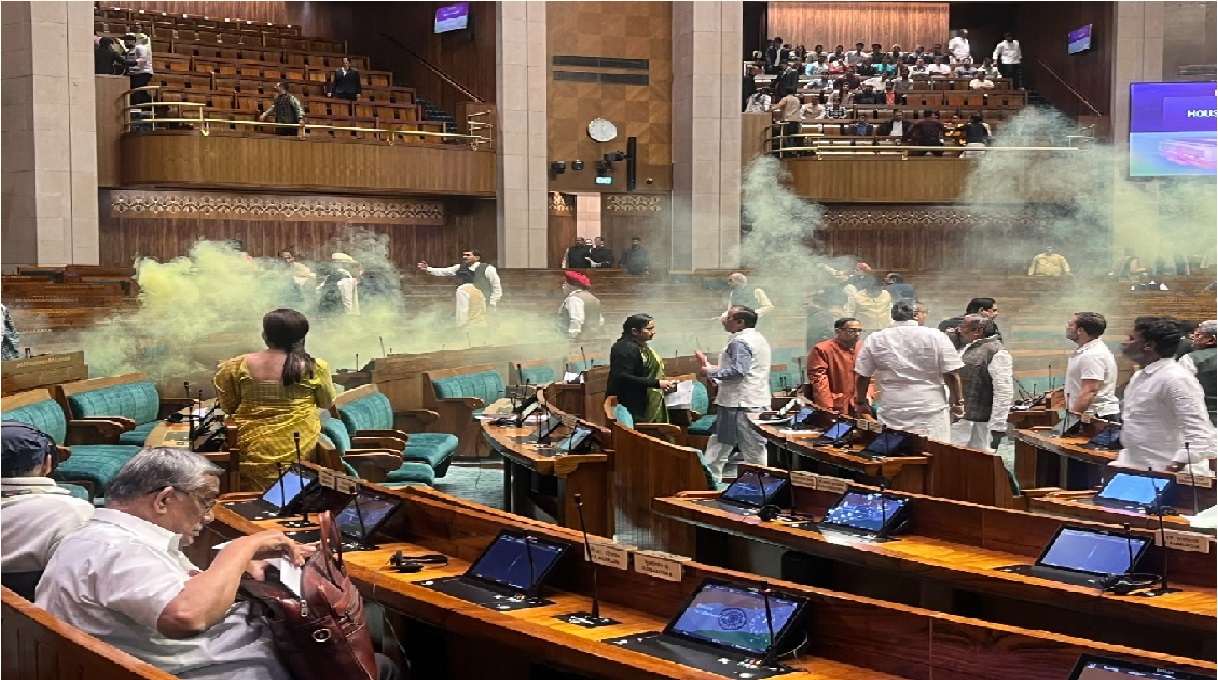 Parliament Security Breach: संसद की सुरक्षा में सेंध लगाने वाले आरोपियों ने रची थी ‘आग’ वाली खतरनाक साजिश!, जानकर आप चौंक जाएंगे