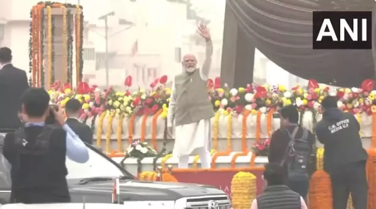 PM Modi in Ayodhya: अयोध्या दौरे के दौरान पीएम मोदी का अलग अंदाज, उज्वला योजना के लाभार्थी के घर पहुंचकर पी चाय